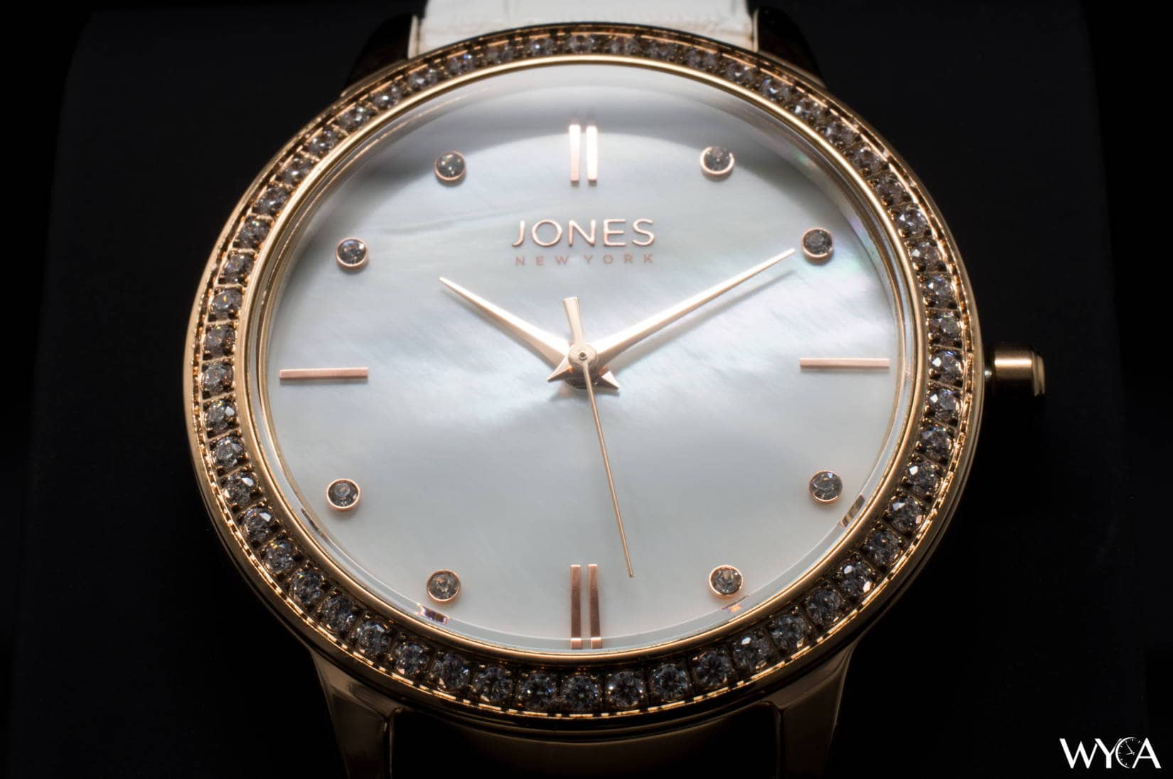 Reloj Jones New York de cuarzo para mujer.