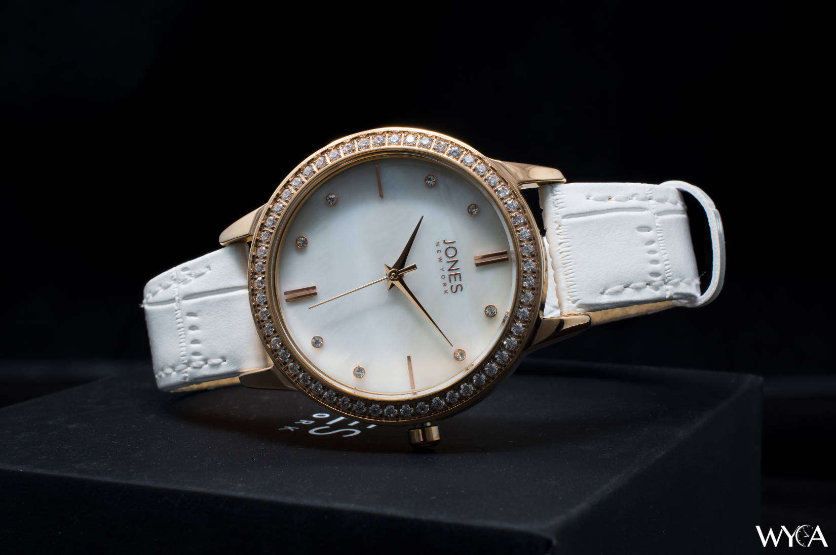 Reloj Jones New York de cuarzo para mujer.