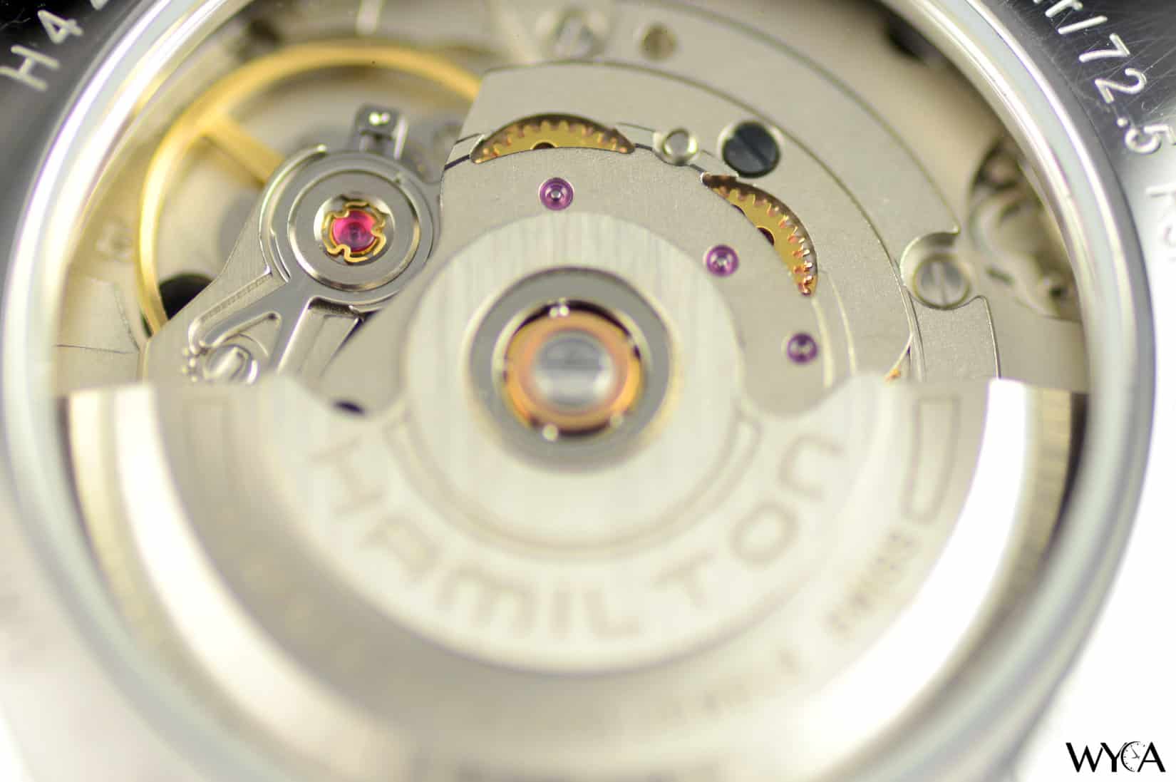 El movimiento automático H-12 dentro del regulador.