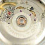 El movimiento automático H-12 dentro del regulador.